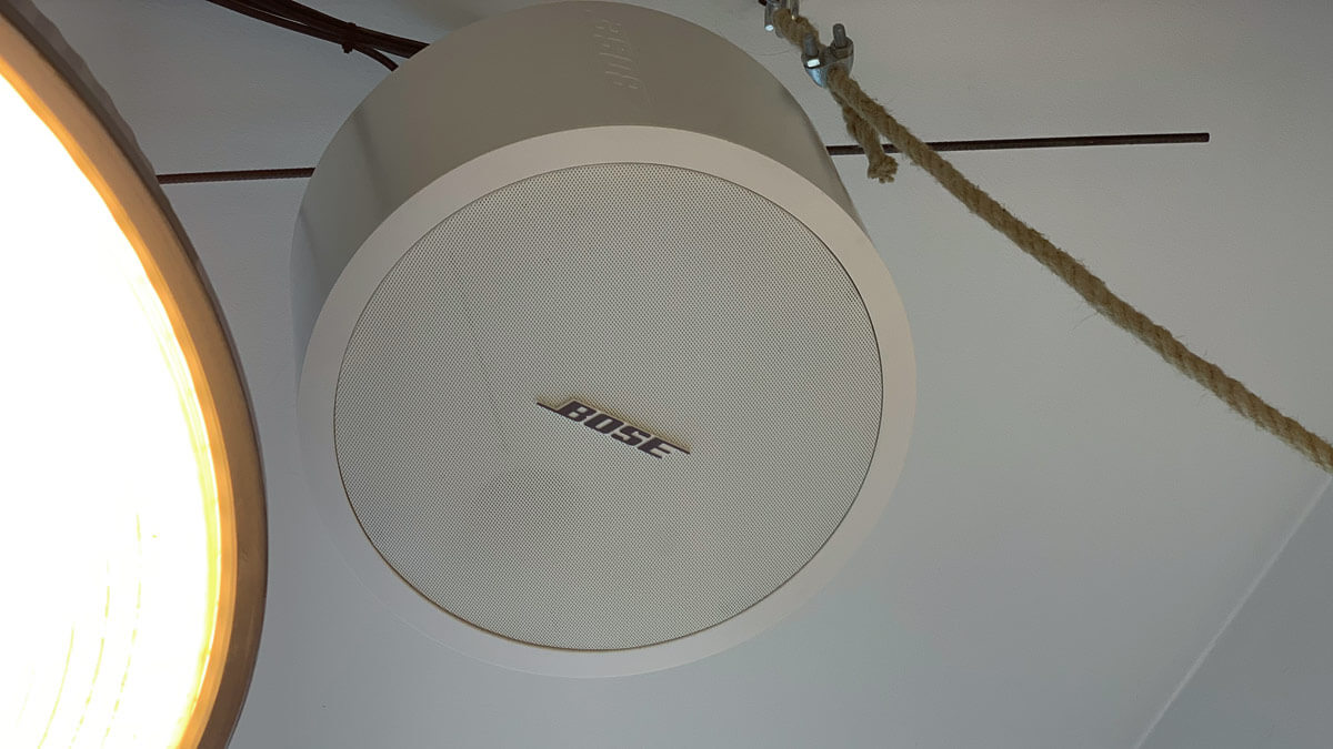 Bose professionnal, enceinte intégrée dans un plafond d'un magasin