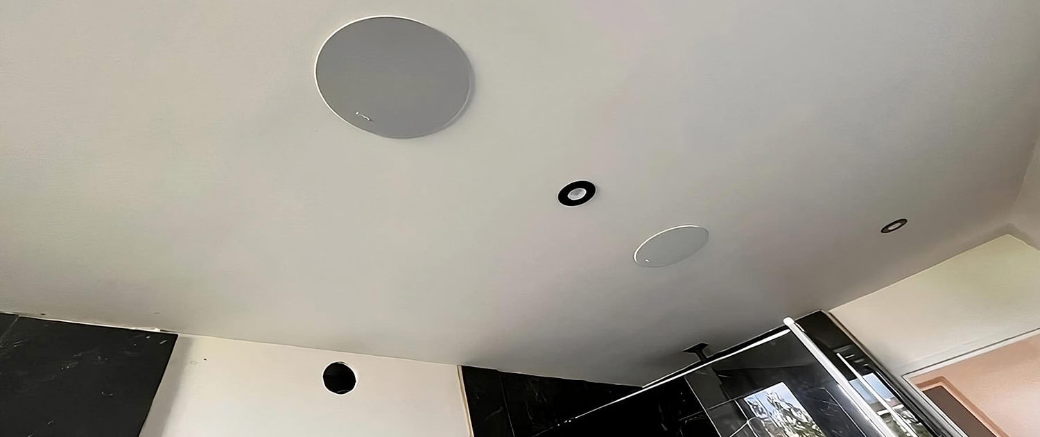 Exemple d'intégration audio au plafond chez un particulier.